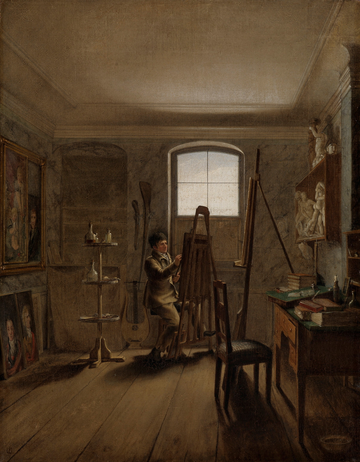 Gemälde einer Atelierszene von Georg Friedrich Kersting. Es zeigt einen Mann, der in seinem Atelier am Fenster an einer Staffelei sitzt.