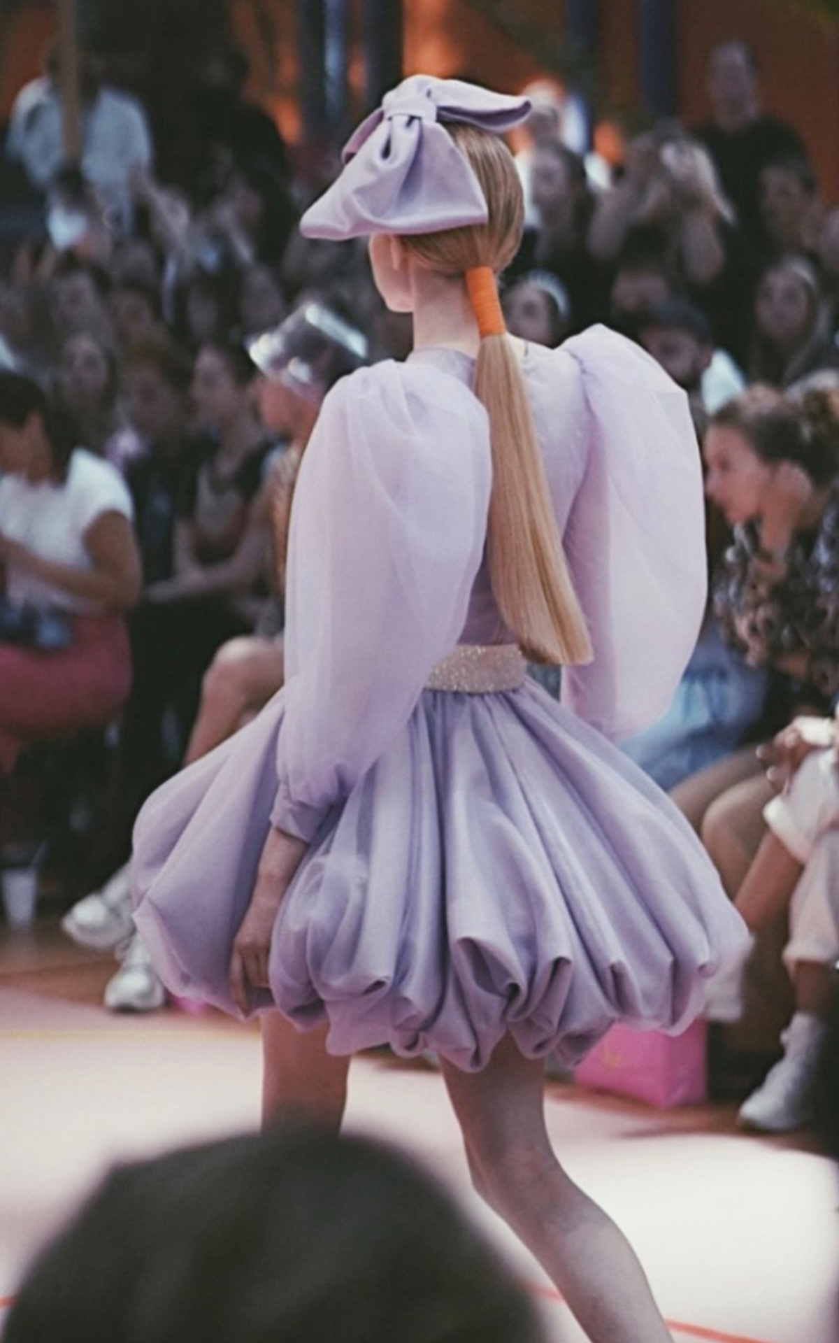 Kleid auf der Marina Hoermanseder Fashionshow Herbst/Winter 2020. Zu sehen ist ein Model wie es über den Laufsteg geht.