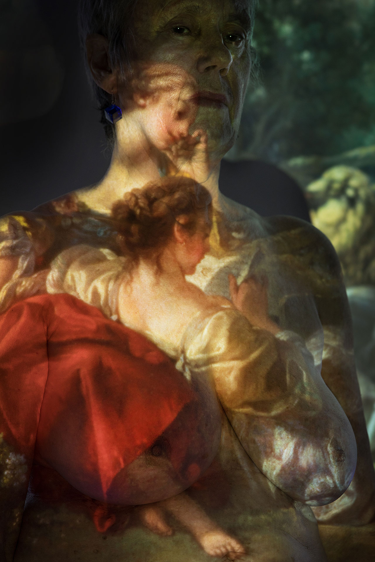 Projektion eines der Details von François Bouchers Zwei Schäferinnen auf den Körper einer Frau