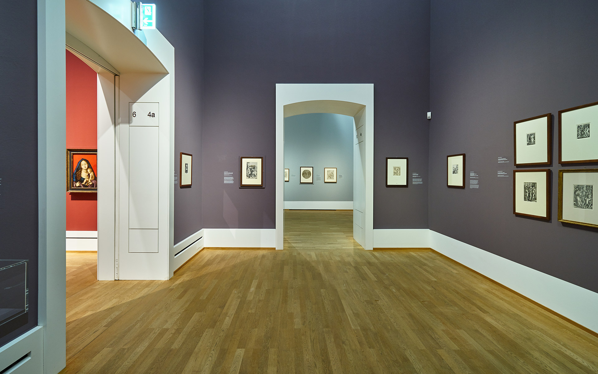 Ausstellungsansicht der Ausstellung Hans Baldung Grien. Es zeigt den Durchblick von einem Raum in den nächsten.
