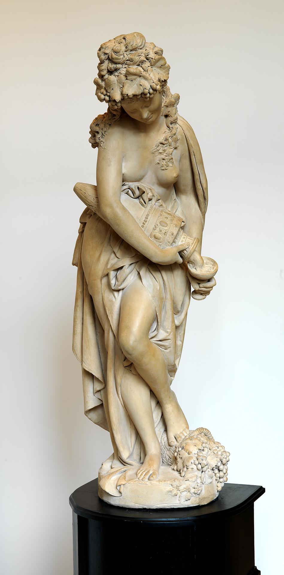 Skulptur des Herbsts von Albert-Ernest Carrier-Belleuse, das eine weibliche Personifikation des Herbsts zeigt, die Wein in ein Glas gießt.