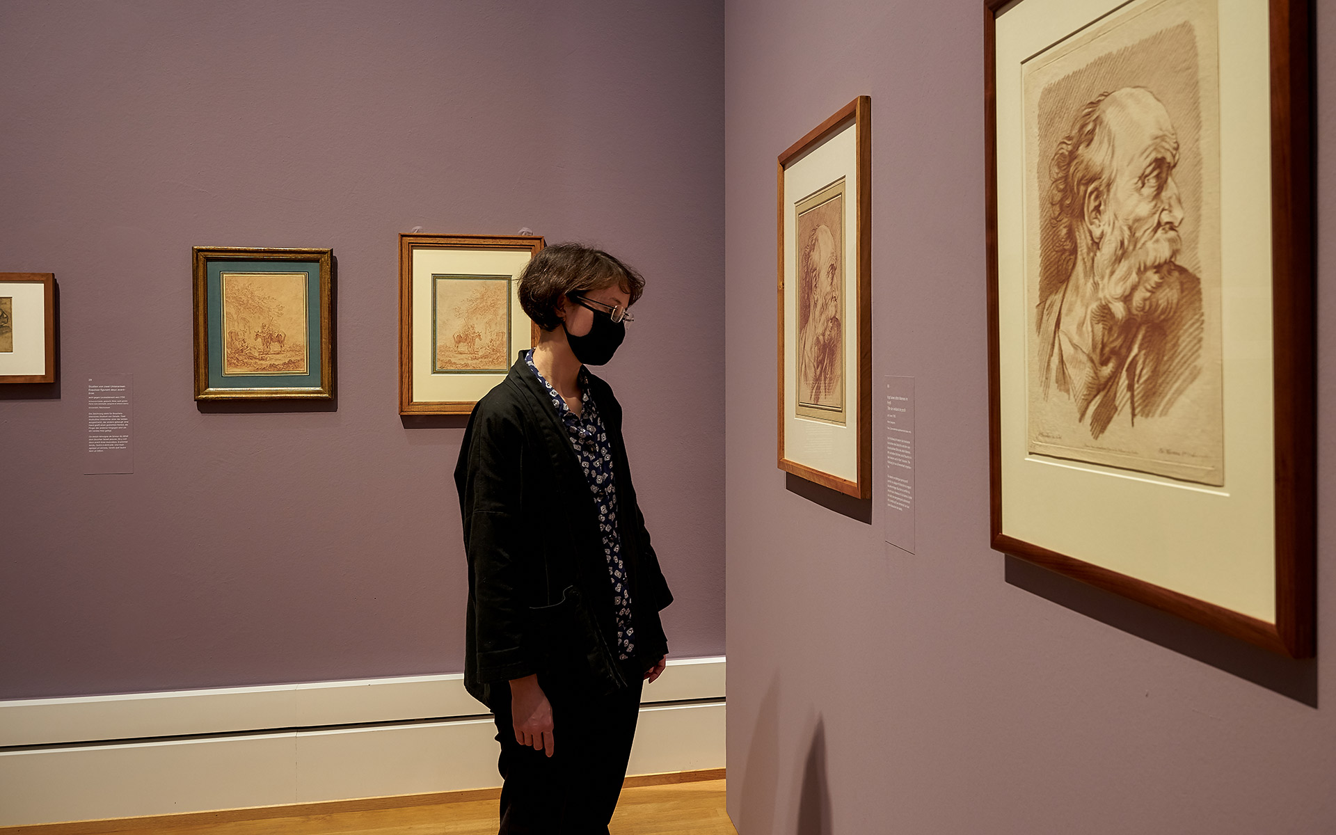 Ansicht von Werken der Boucher-Ausstellung mit Besucherin