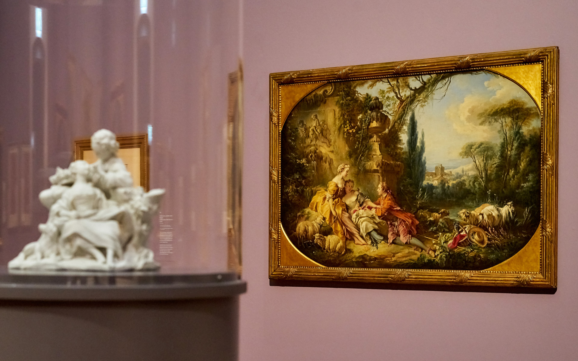 The painting The Magic of Rural Life in the François Boucher exhibition. The picture shows a resting group of people with grazing cattle. A landscape opens up in the background.