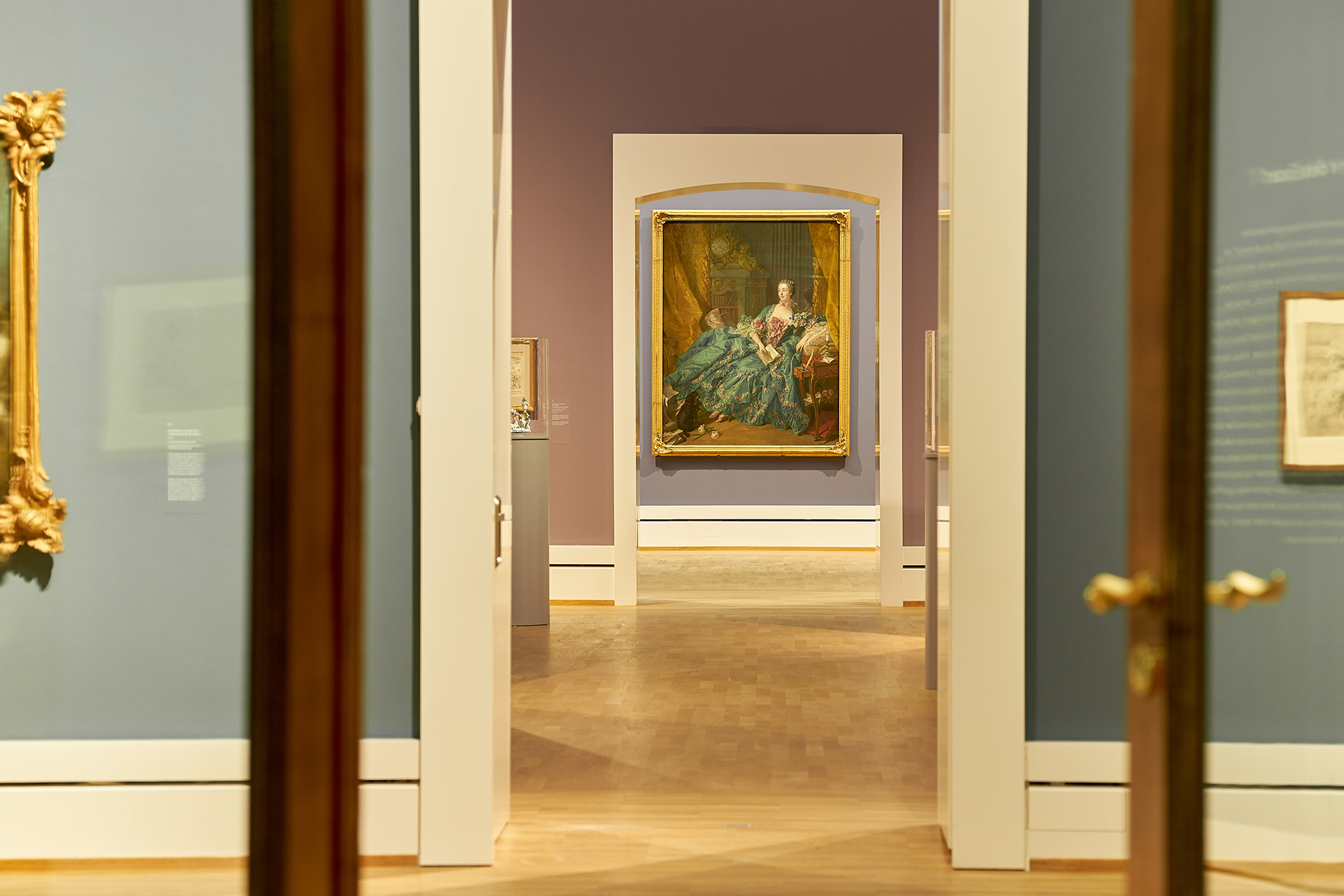 Blick durch eine geöffnete Tür auf das Bildnis der Madame de Pompadour in der Boucher-Ausstellung