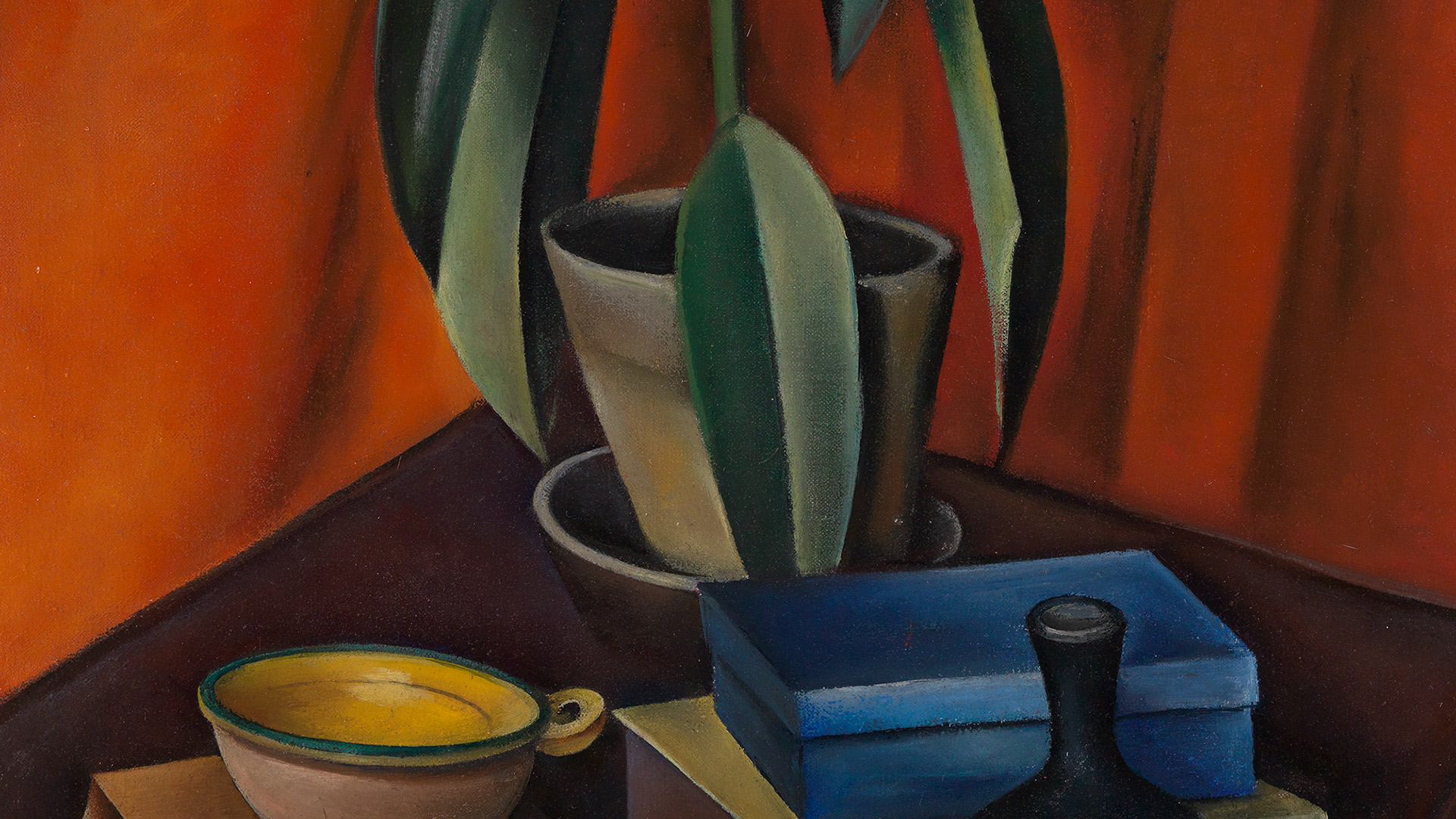 Abbildung des Gemäldes "Stillleben mit Gummibaum" von Alexander Kanoldt aus dem Jahr 1921. Ein Gummibaum steht auf einem Tisch. Um ihn liegen Bücher, eine Tasse und eine Flasche.