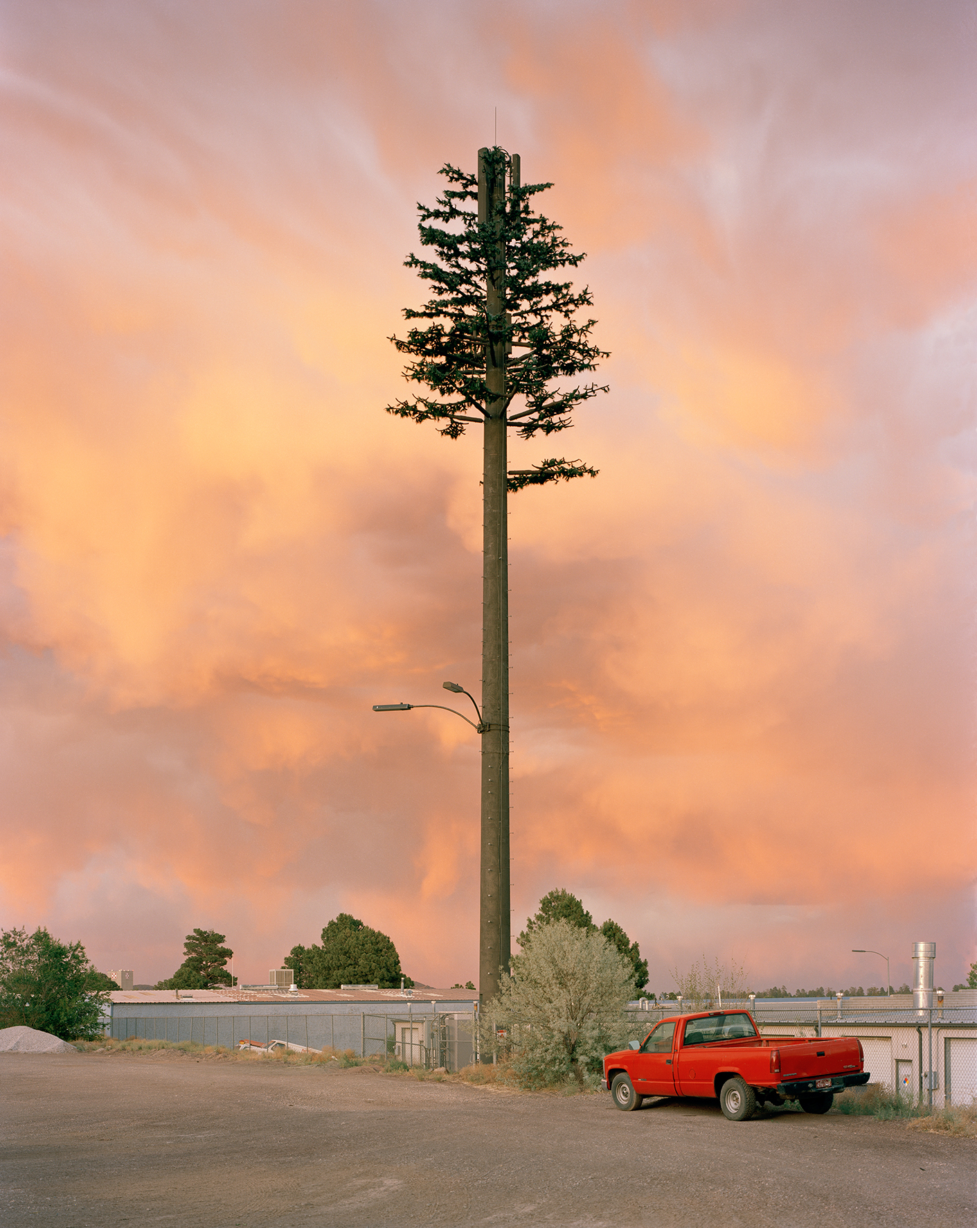 Abbildung des Werks Industrial Drive, Flagstaff, Arizona, USA von Robert Voit. Es zeigt einen Sendemast, der aussieht wie ein großer Nadelbaum.