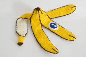 Abbildung des Häkelobjekts Bananenschale von Patricia Waller aus dem Jahr 1994.
