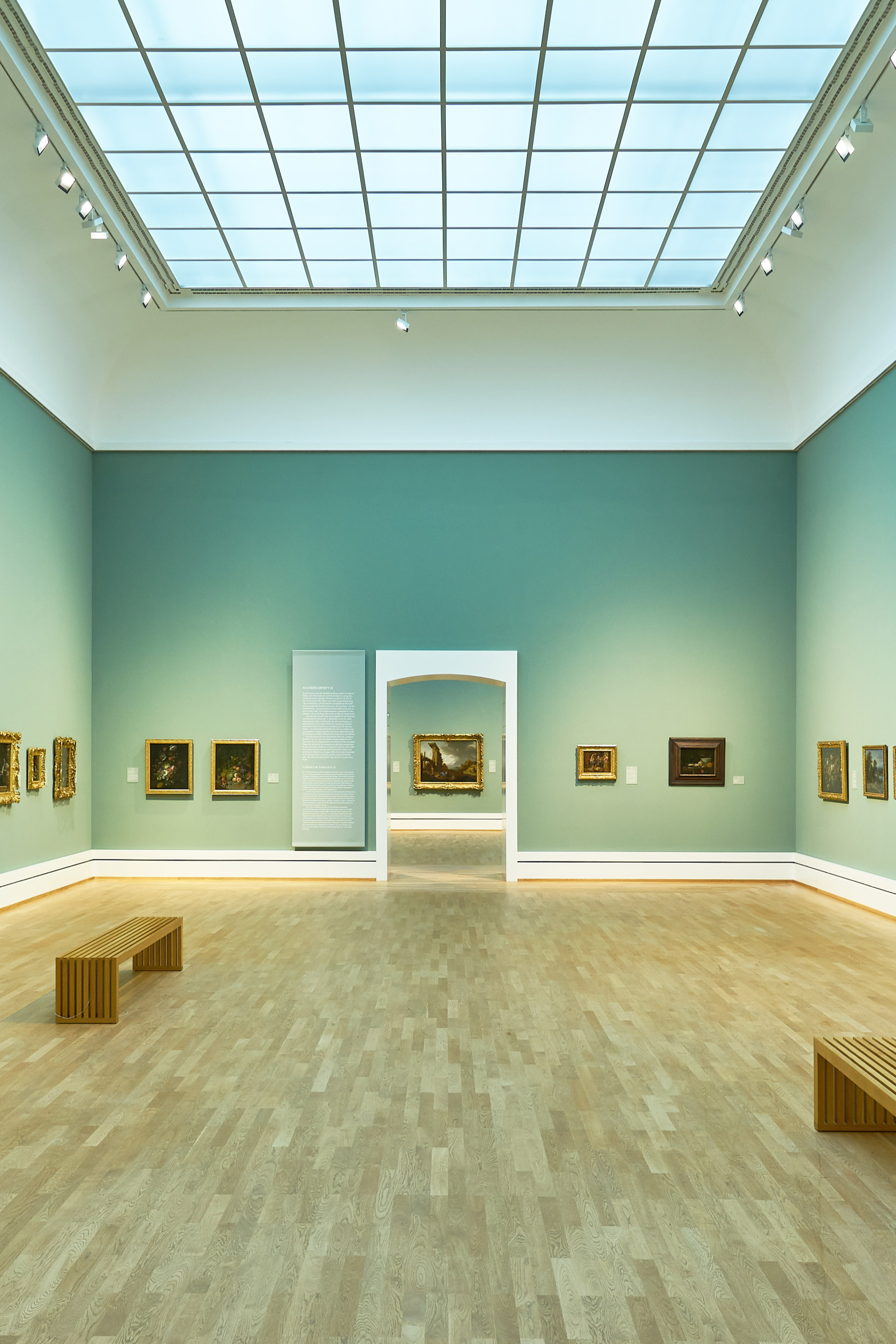 Blick in die Galerieräume der Staatlichen Kunsthalle Karlsruhe, in der Niederländische Meister in Goldrahmen zu sehen sind.