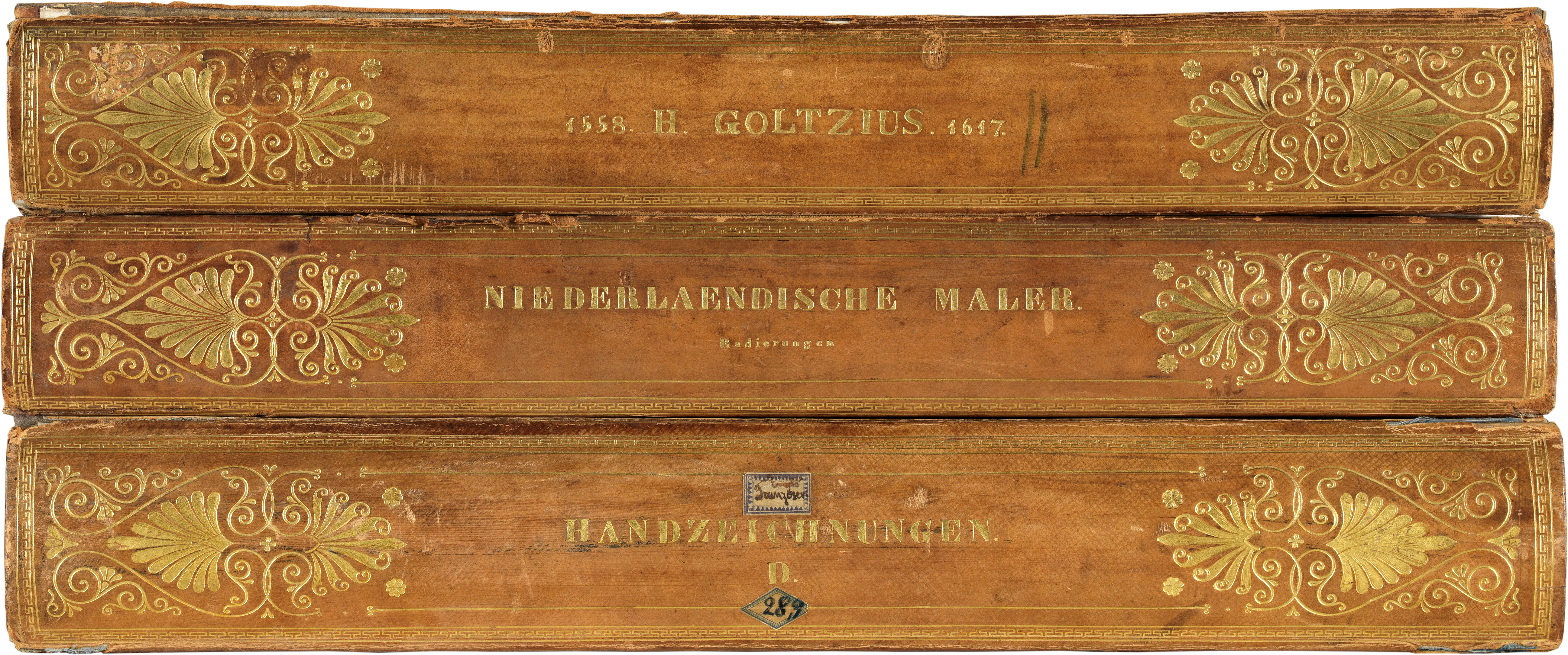Das Äußere einer Kassette aus dem Kupferstichkabinett. Die Abbildung erinnert an Buchrücken.