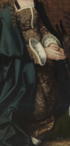 Der Detailausschnitt des Gemäldes "Anbetung des Kindes" legt den Fokus auf Marias mit Goldfäden besticktes Kleid. 