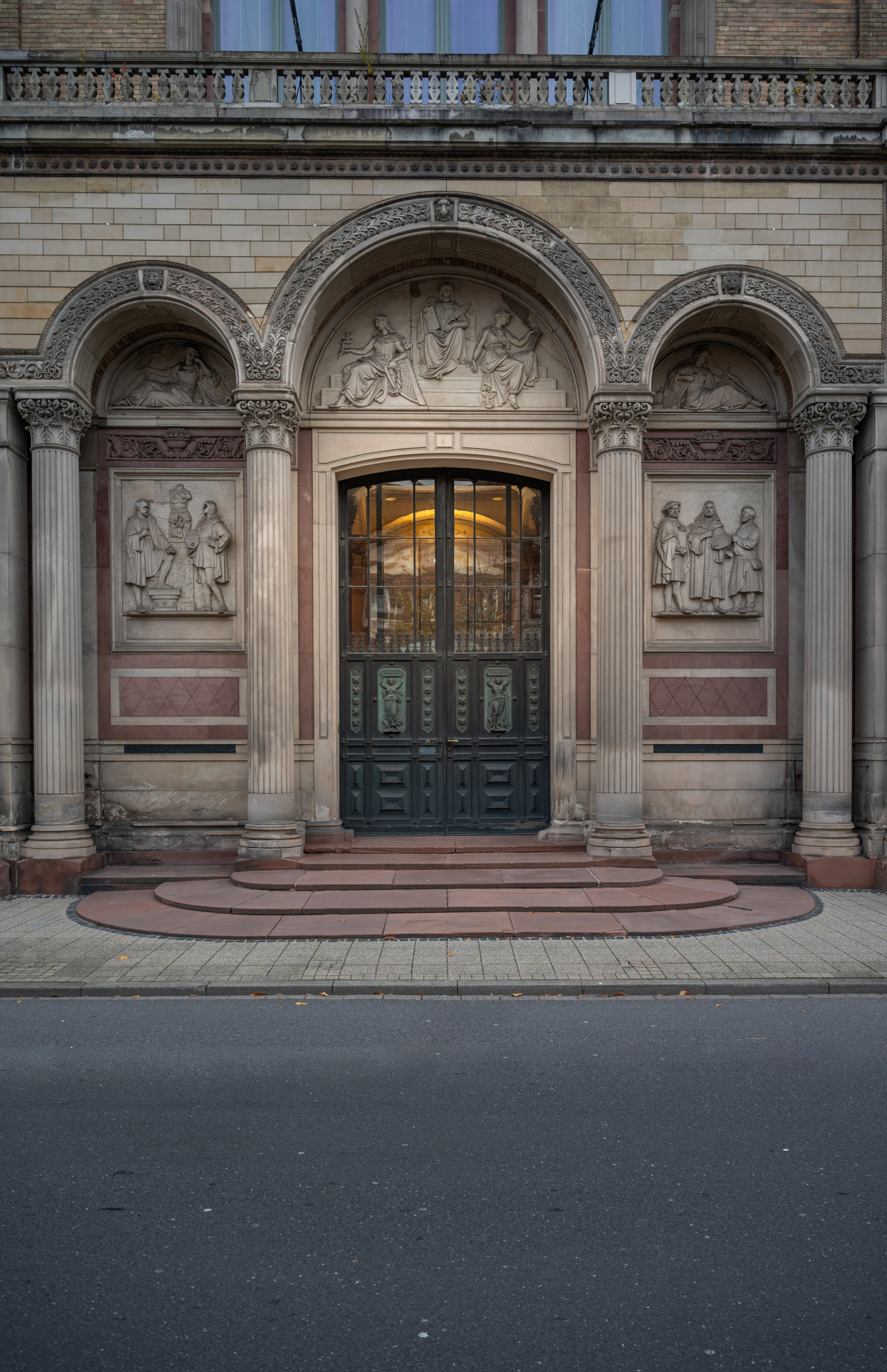 Das Bild zeigt die Eingangstür in die Kunsthalle Karlsruhe