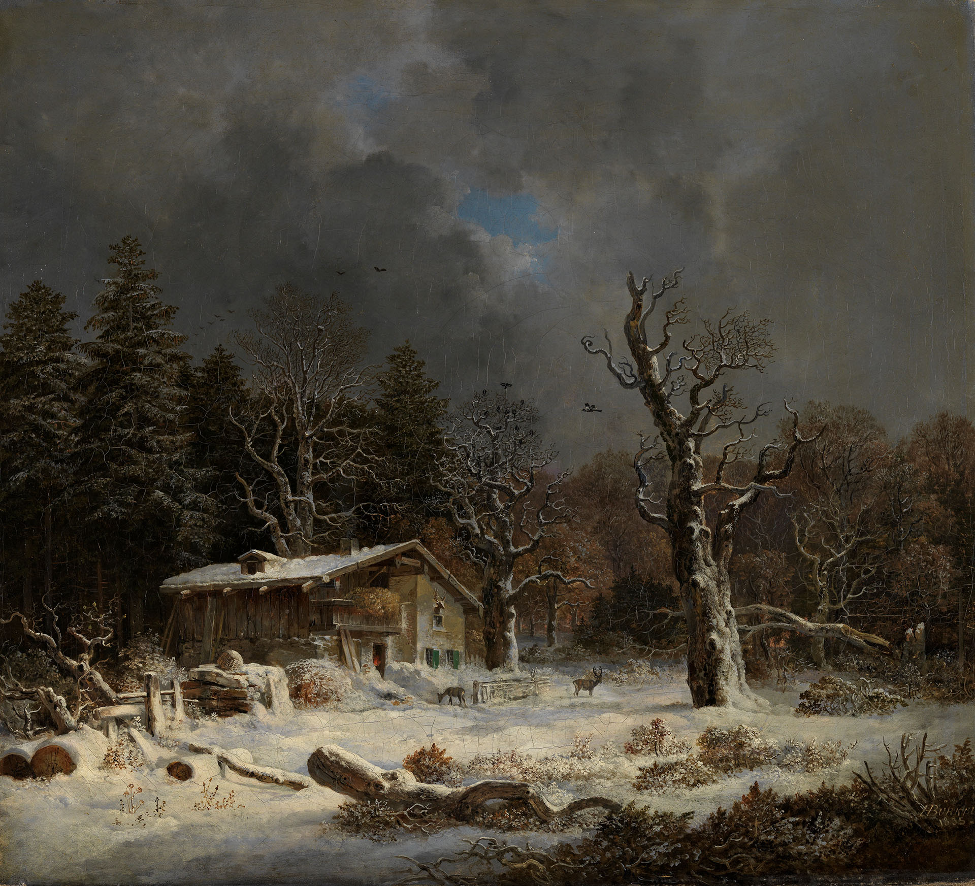 Blick auf ein Forsthaus im schneebedeckten Wald