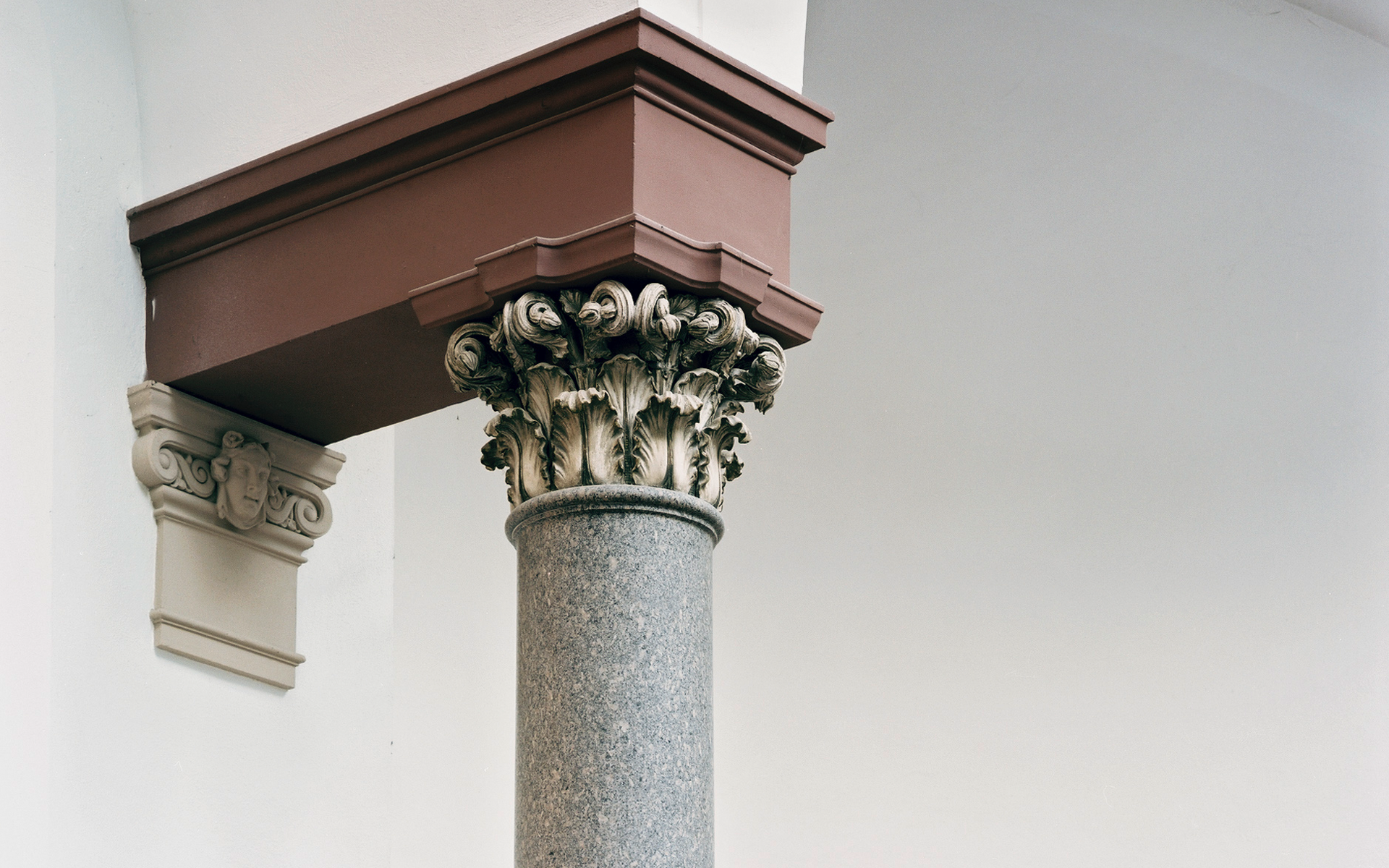 Detail eines mit blattförmigen Ornamenten versehenen Säulenkapitells in der Orangerie der Kunsthalle