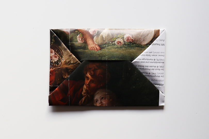 Das Foto zeigt einen gebastelten Briefumschlag aus Kunsthallen-Flyern