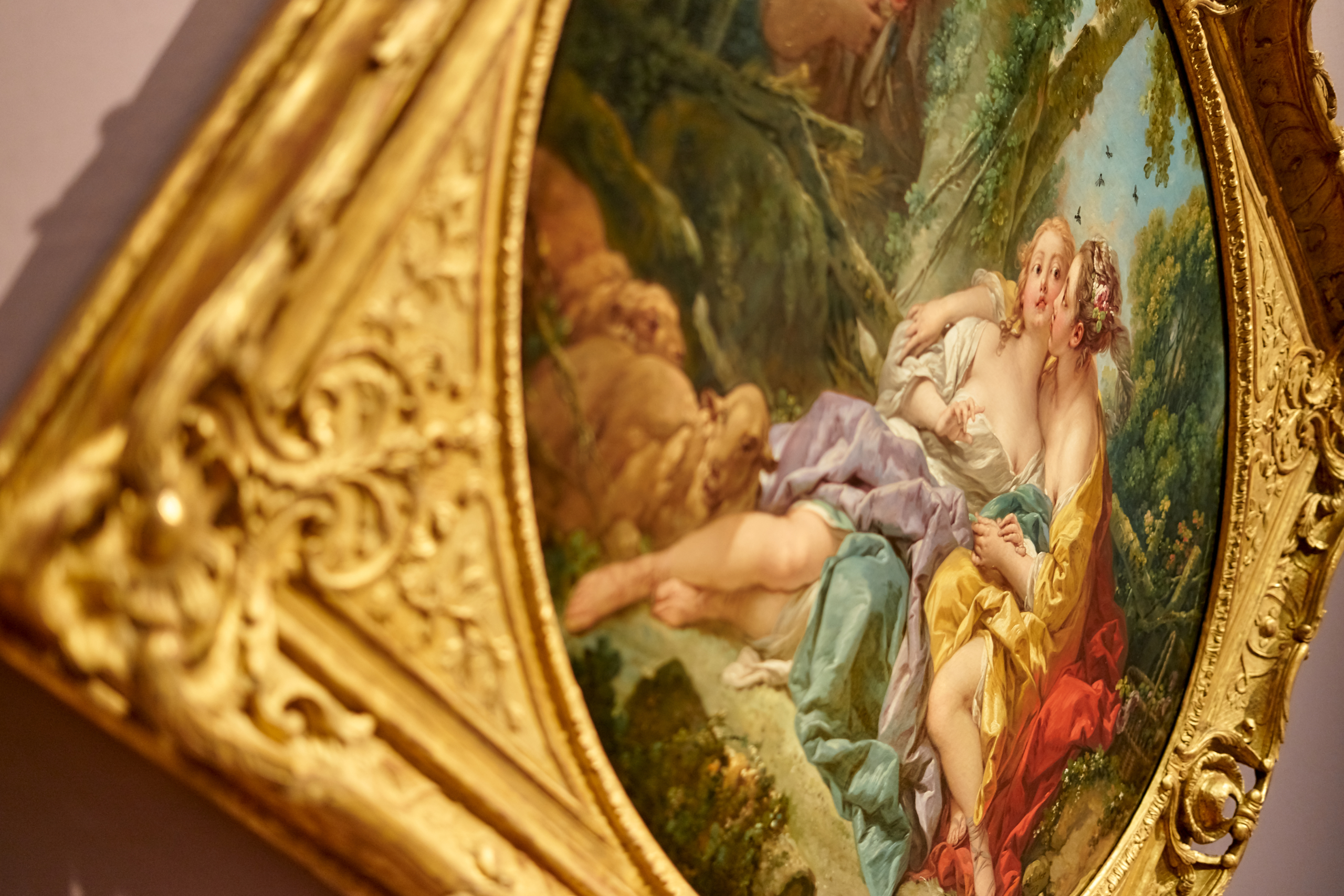 Detailansicht eines Gemäldes von François Boucher. Es zeigt ein Gemälde in einem Goldrahmen.
