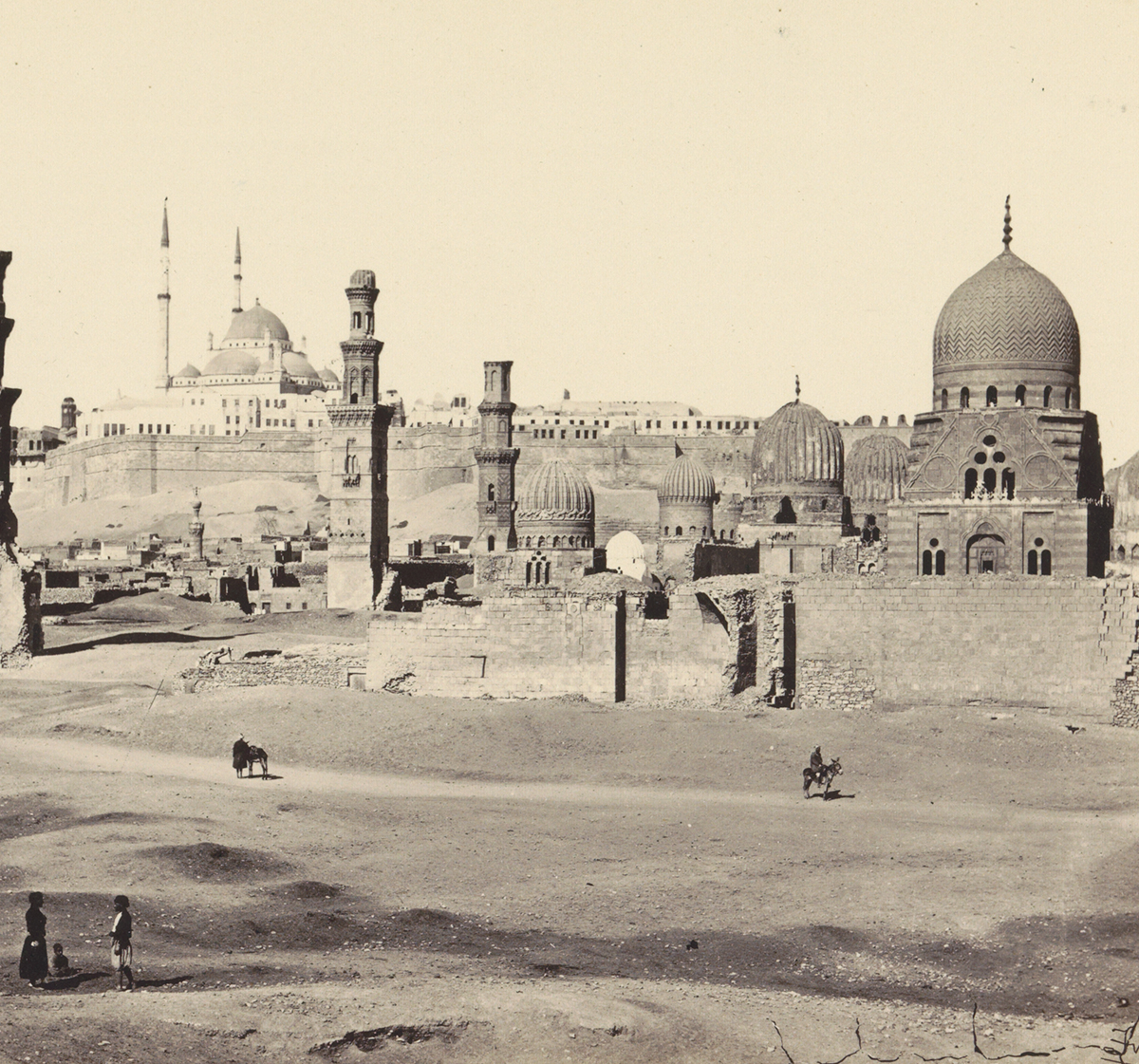 Abbildung des Werks "Die Moschee des Emir Akhor" von Francis Frith. Sie zeigt zwei Moscheen mit Kuppeln und Minaretten. Eine Mosche ist im Vordergrund und die Andere im Hintergrund.