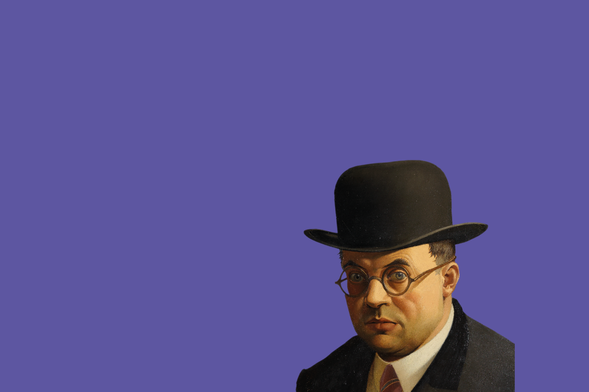 Das Brustbild eines Mann mit einem Melonenhut und einer runden Brille blickt die Betrachtenden direkt an. Das Bild ist vor einem violetten Hintergrund zu sehen.