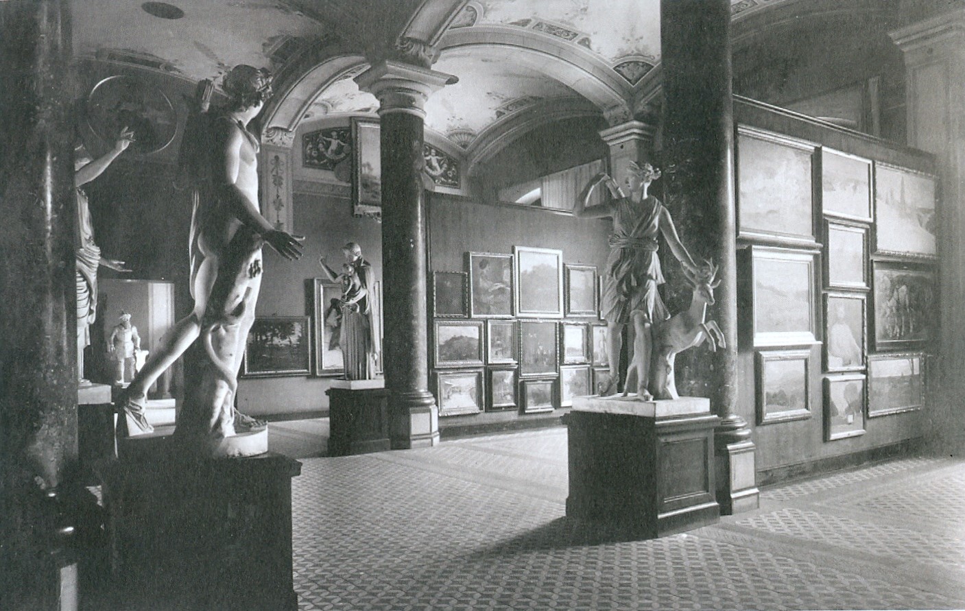 historische Fotografie des Feuerbachsaals, auf der Stellwände mit Gemälden sowie Skulpturen zu sehen sind