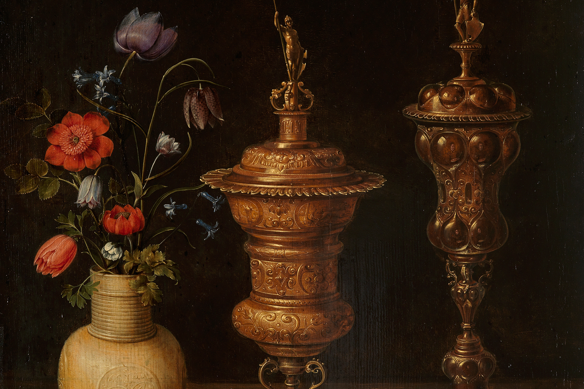 Ausschnitt des Gemäldes von Clara Peeters, auf dem man Blumen und Goldpokale erkennen kann.