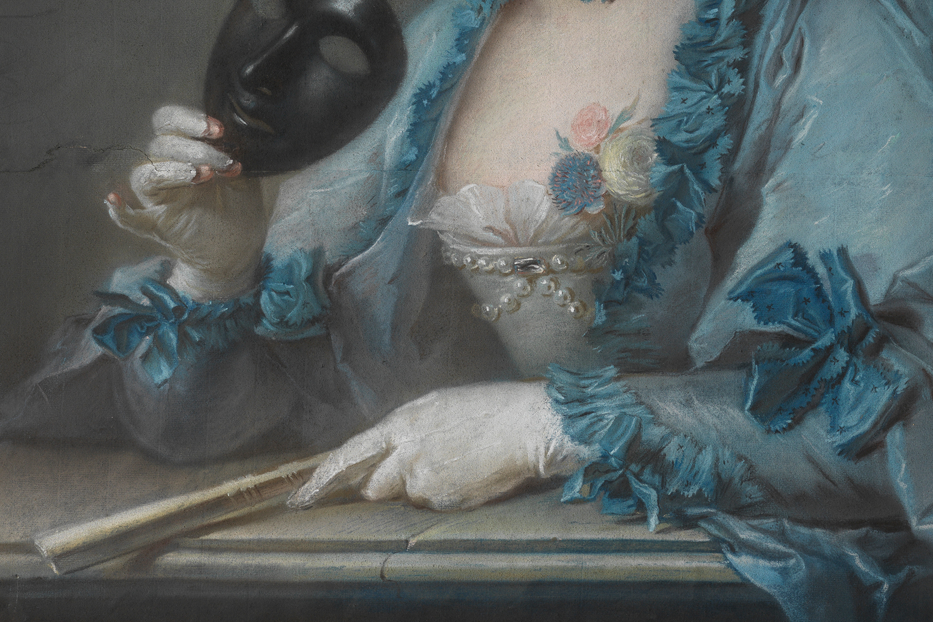 Detailausschnitt des Porträts von Madame Royer. Zu sehen sind Teile ihres Kleides, ihre Handschuhe, eine Maske und ein Fächer.