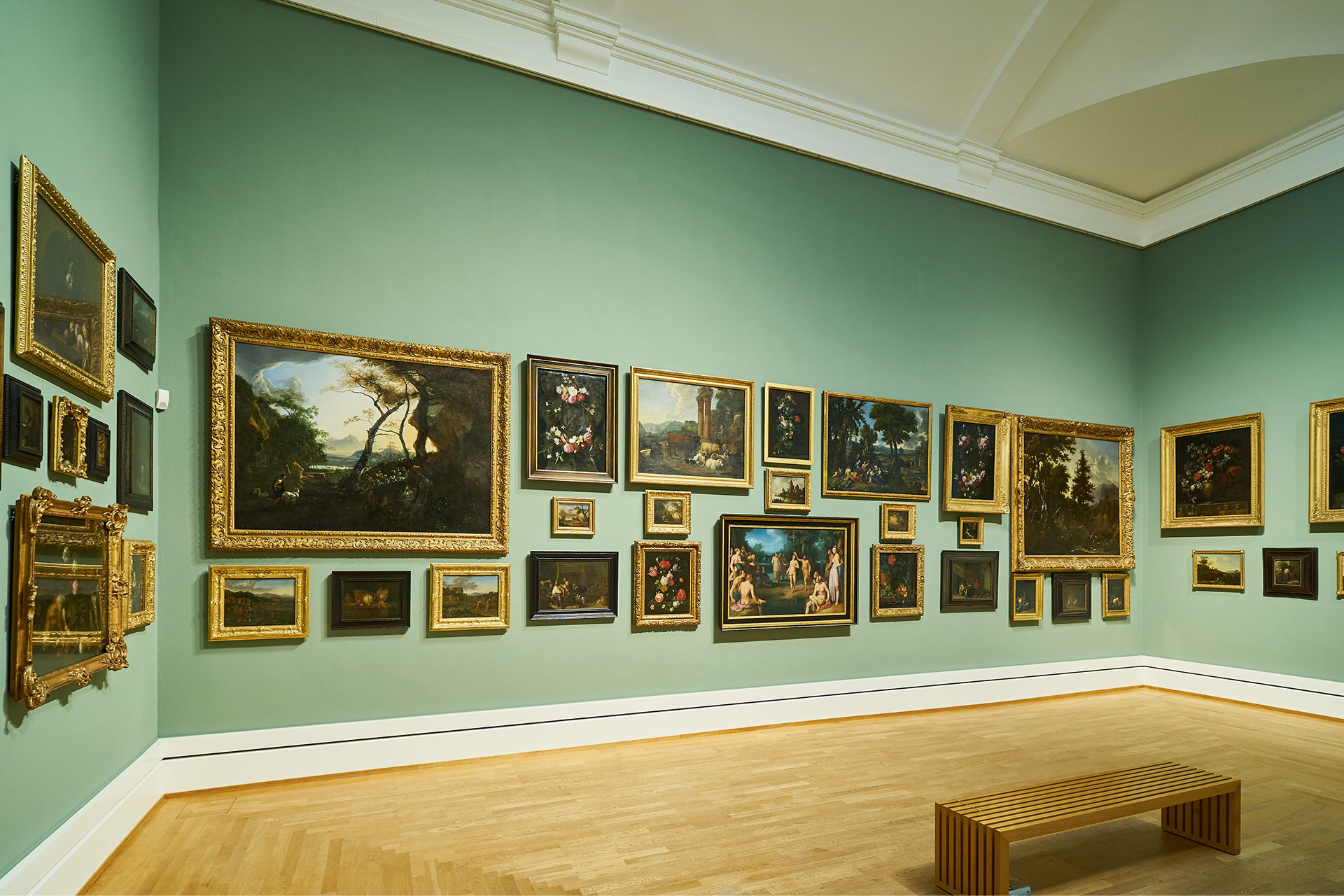 Das Bild zeigt einen Raum der Kunsthalle mit vielen Gemälden in einer Petersburger Hängung an der Wand.