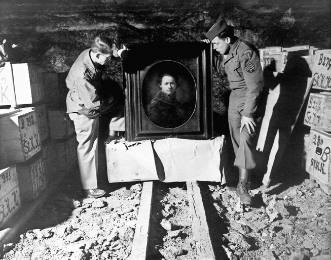 Historical photography shows Harry Ettlinger with Rembrandt's self-portrait in the Heilbronn salt mine in 1945.