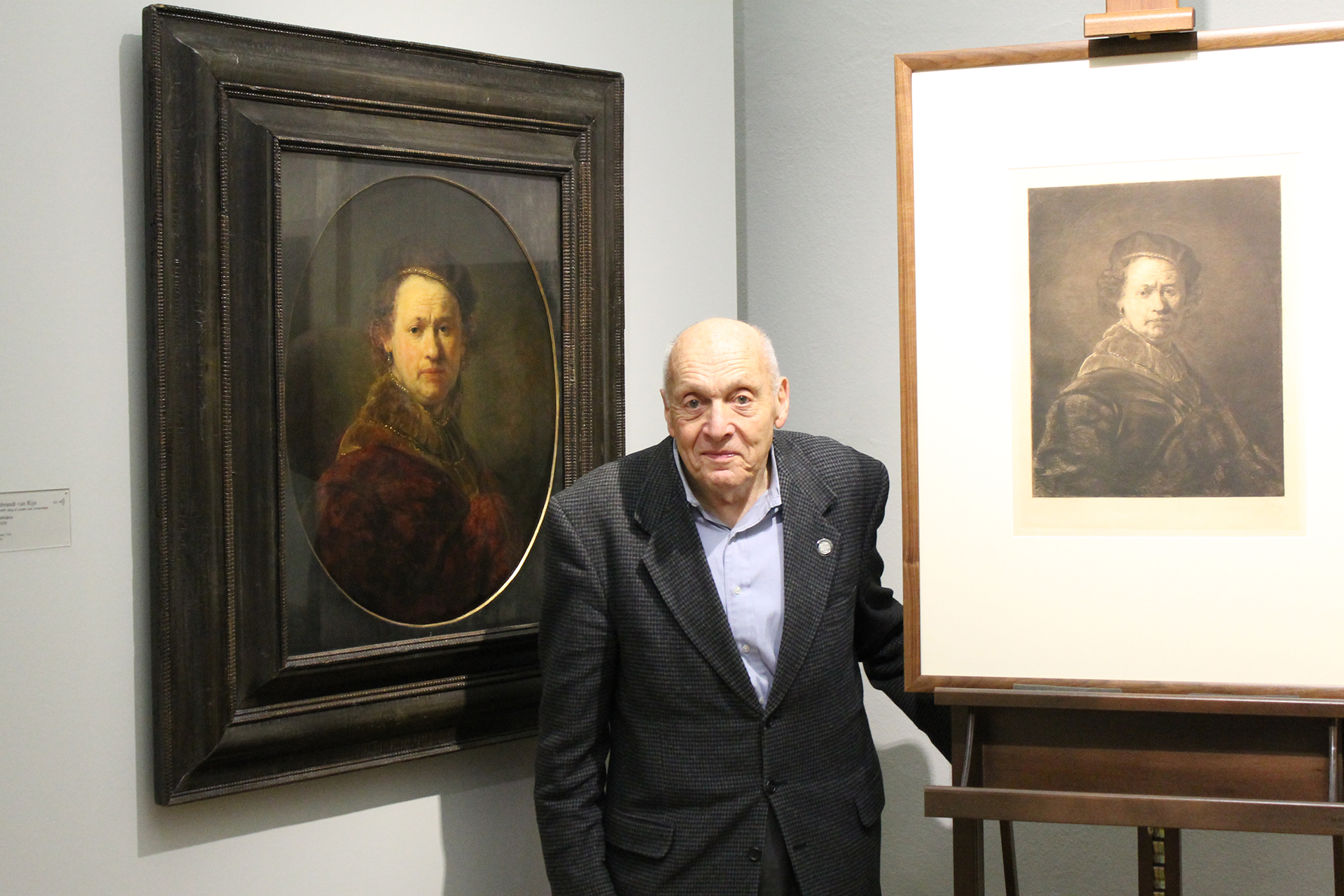 Former art protection officer Harry Ettlinger in front of Rembrandt's self-portrait and the etching by Walter Conz in the Staatliche Kunsthalle Karlsruhe in 2014.