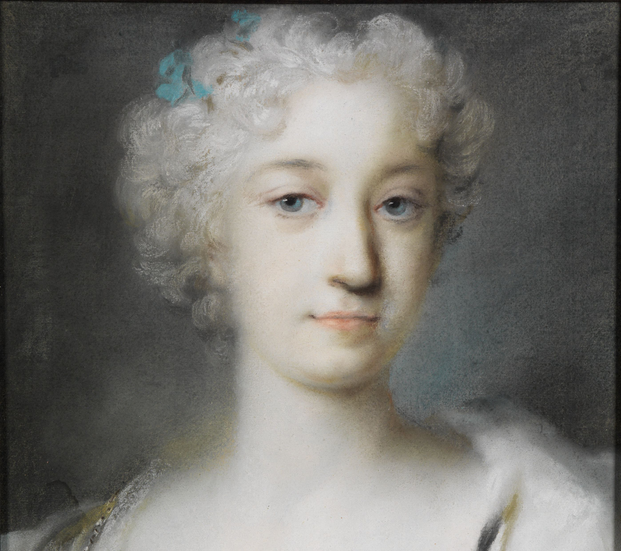 Abbildung des Gemäldes Rosalba Carriera. Die Künstlerin hat weiße lockige Haare und ein Kleid mit tiefen Dekollete.