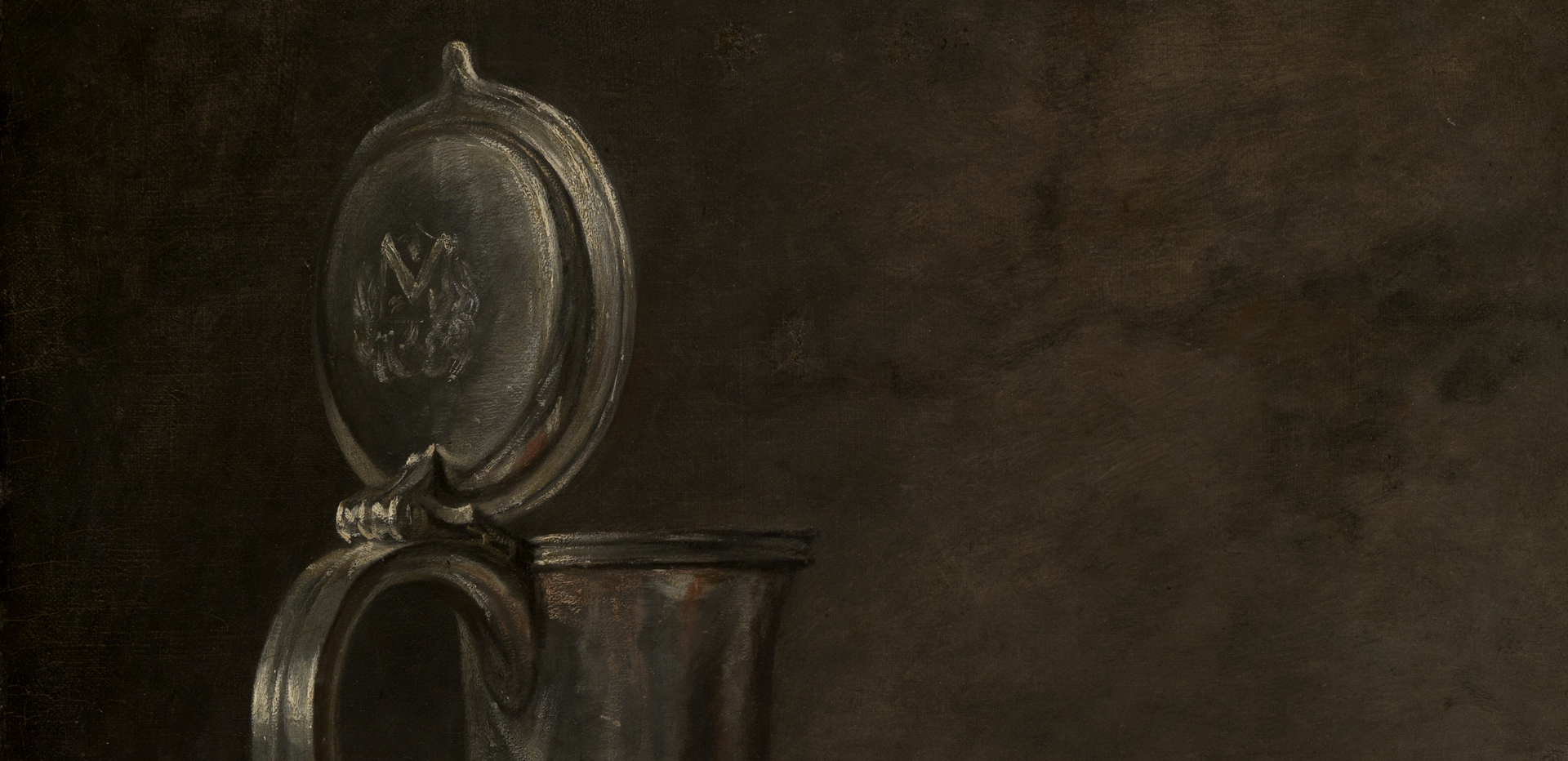 Detail aus Chardins Stillleben mit Zinnkrug. Nahansicht oberer Teil Zinnkrug, geöffneter Deckel zeigt Monogramm. Trockener Farbauftrag.