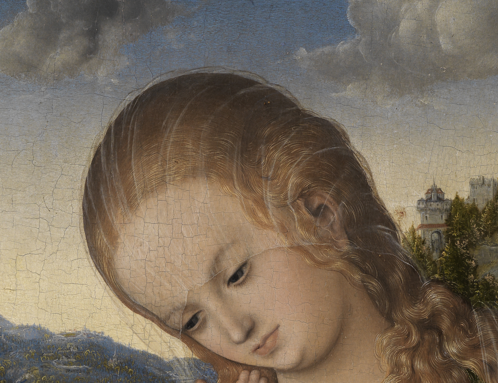 Lucas Cranachs Maria mit Kind. Detail: Kopf Marias mit zartem, durchsichtigem Schleier vor Sonnenaufgang.
