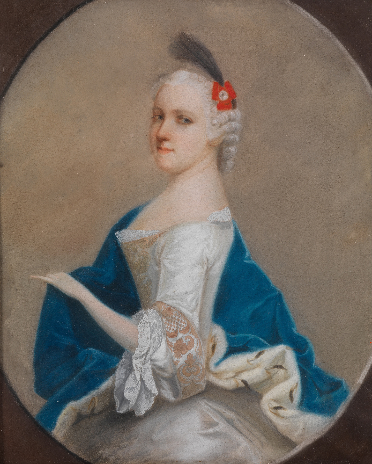 Das Kunstwerk zeigt das Portrait de rjungen Prinzessin Karoline Luise von Hessen-Darmstadt. Sie trägt ein weißes Kleid und einen blauen Mantel.
