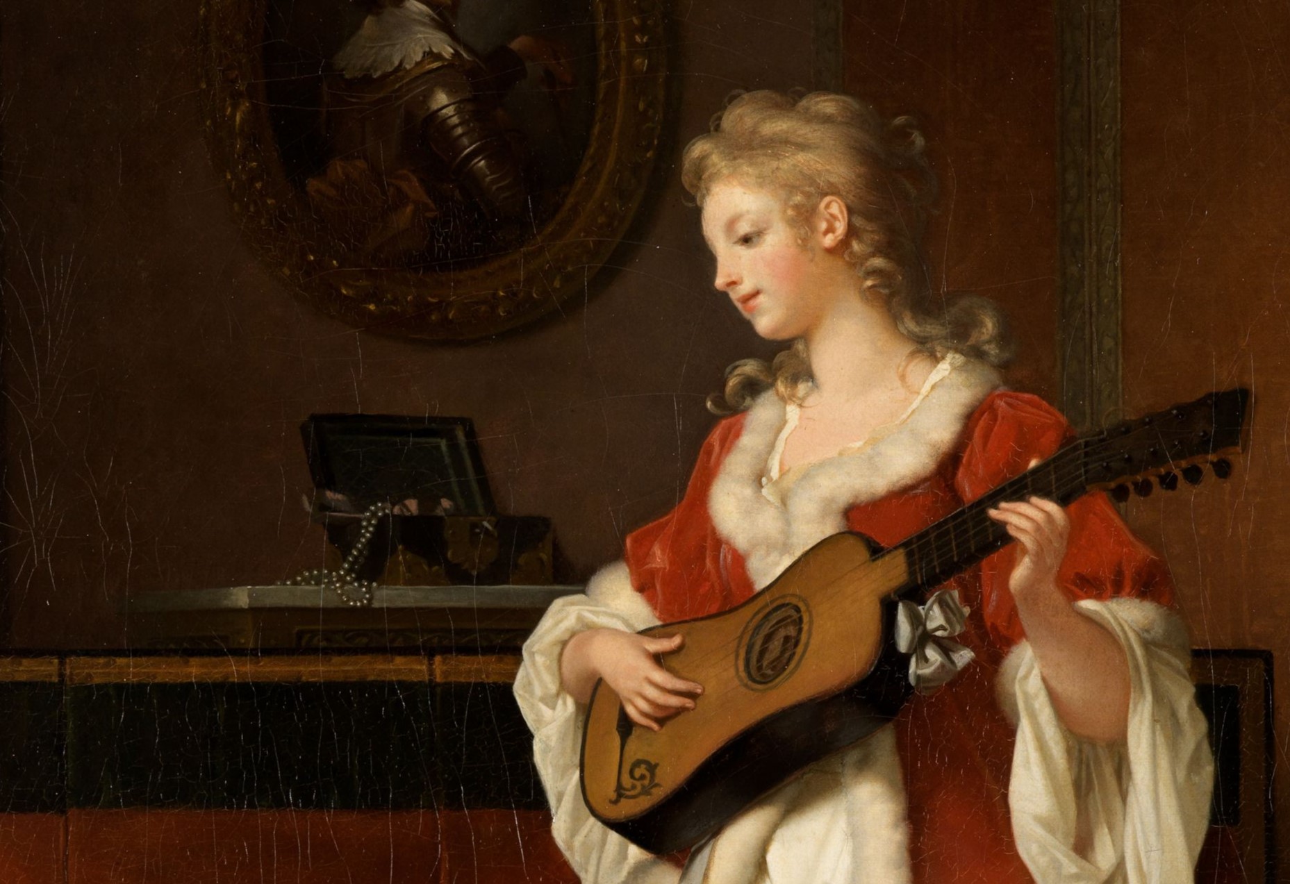 Ausschnitt auf Frau mit Gitarre und einer Schmuckschatulle im Hintergrund