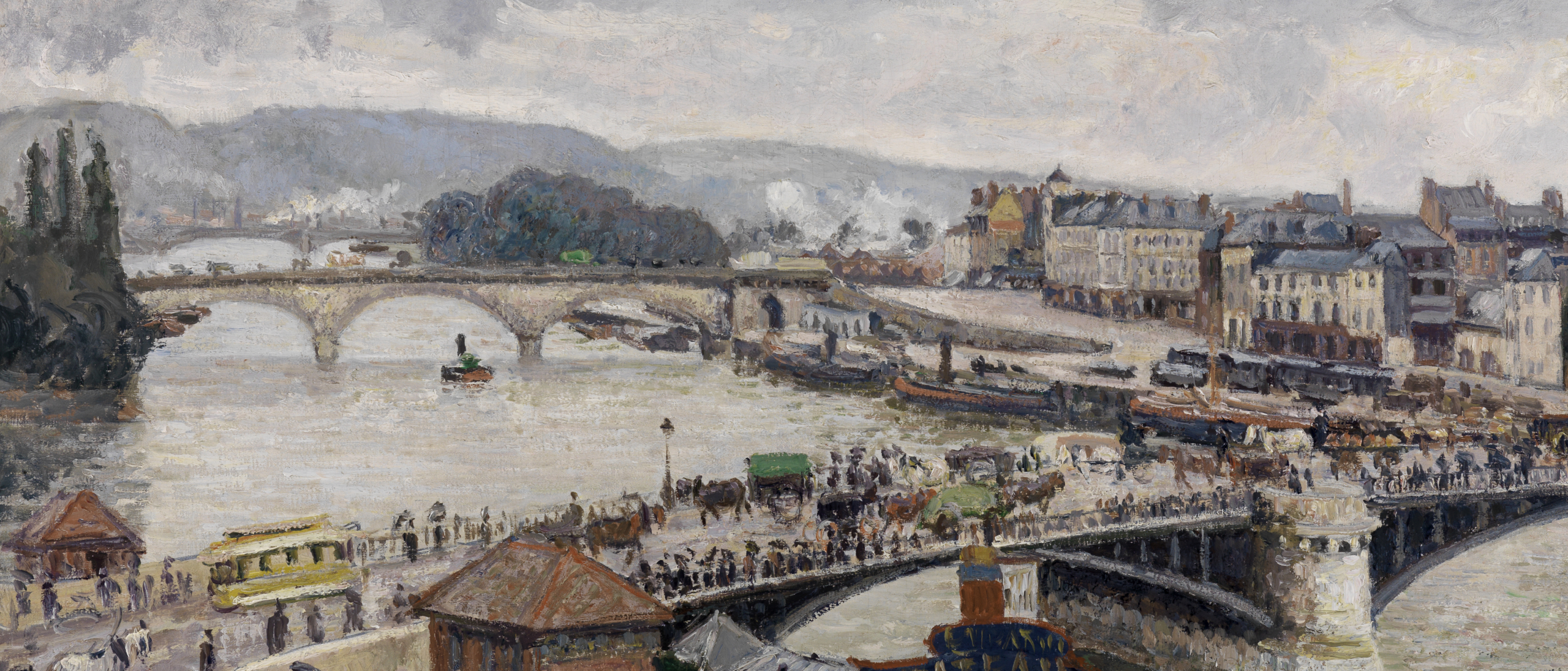 Blick auf die durch Fußgänger, Straßenbahn und Kutschen belebte Brücke zu Rouen von Camille Pissarro. Im Hintergrund führt eine weitere Brücke über den Fluss, das rechte Ufer säumen hohe Häuser.