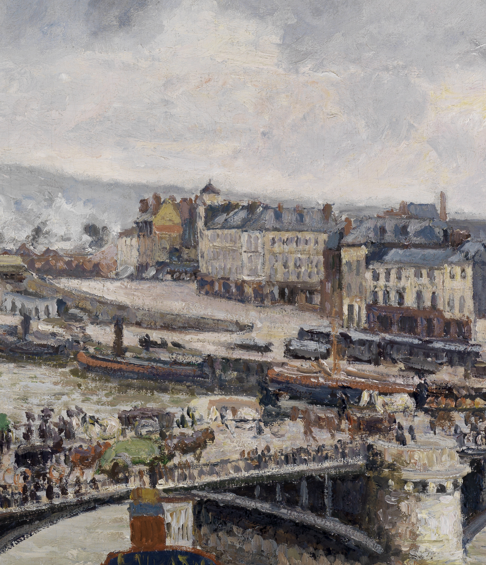 Blick auf die große Brücke zu Rouen von Camille Pissarro. Im Hintergrund der mit Kutschen und Menschen belebten Brücke sind anlegende Schiffe und Häuser zu sehen.