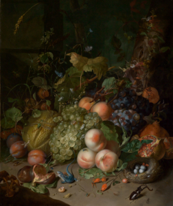 Ein Stillleben von Rachel Ruysch: Früchte wie Weintrauben und Pfirsiche sind mit Ranken zu einem üppigen Ensemble arrangiert. Dazwischen kriechen Insekten und andere Tiere.