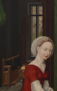 Ausschnitt aus dem Lichtenthaler Altar: Frau in rotem Kleid und mit Haube steht vor einer Raumnische. Dort stehen eine Sitzbank und ein Tisch vor einem Fenster. 