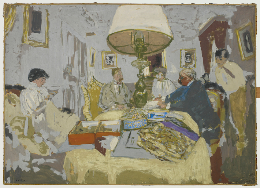 Gemälde mit Leinfarben auf Papier: Um einen Tisch mit großer Stehlampe sind in einem Salon mehrere Menschen versammelt. In groben Farbflächen gemalt.