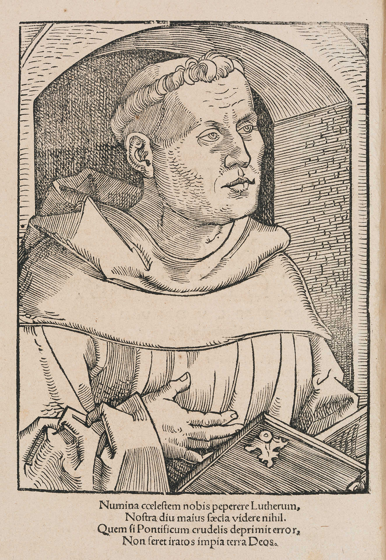 Holzschnitt von Hans Baldung: Brustbild des Martin Luther in Mönchskutte, ein Buch in der Linken und die Rechte auf der Brust, vor einem bogenförmigen Durchgang.