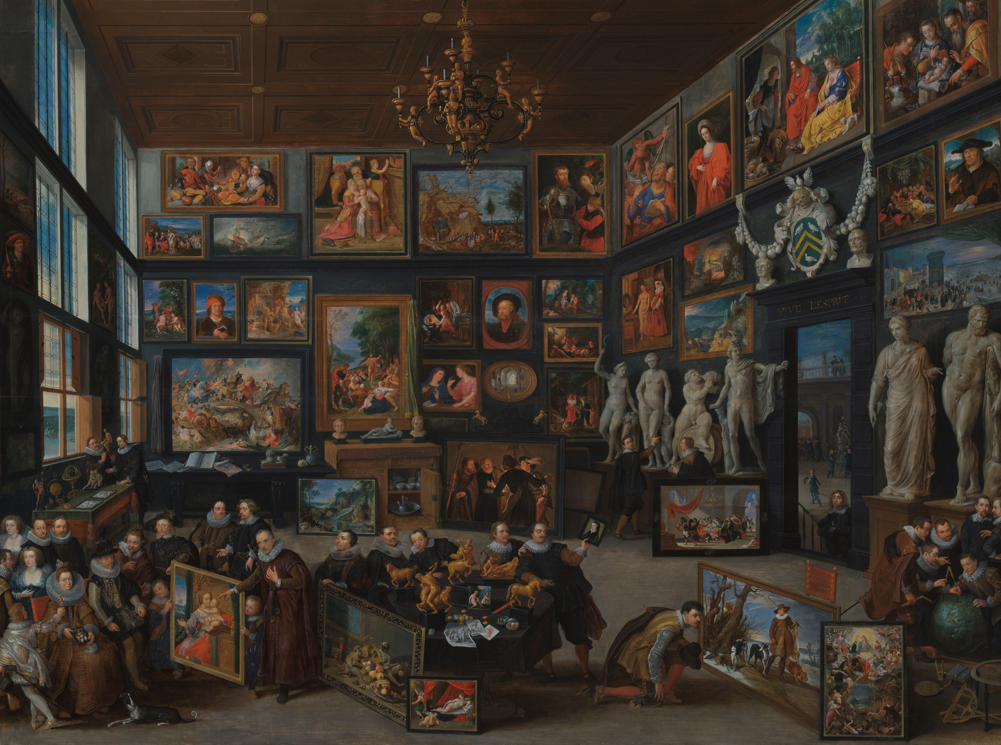 Ein Gemälde, das die Sammlung des Cornelis van der Geest in Antwerpen zeigt. Auf dem Gemälde ist ein Raum zu sehen, in dem zahlreiche Kunstwerke hängen. Am unteren Bildrand sind einige Menschen versammelt, die sich die Werke ansehen.
