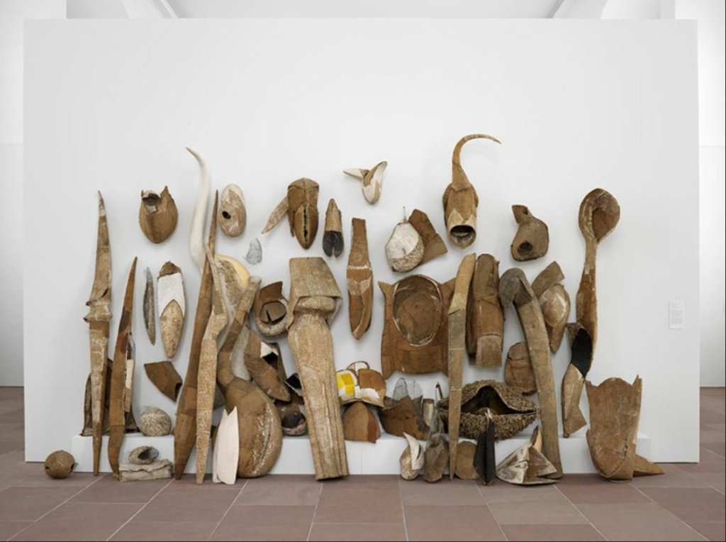 Installation Katharsis von Jakob Broder.
Ansammlung verschiedenster Objekte aus Drahtgeflecht, mit Sackleinen ummantelt.