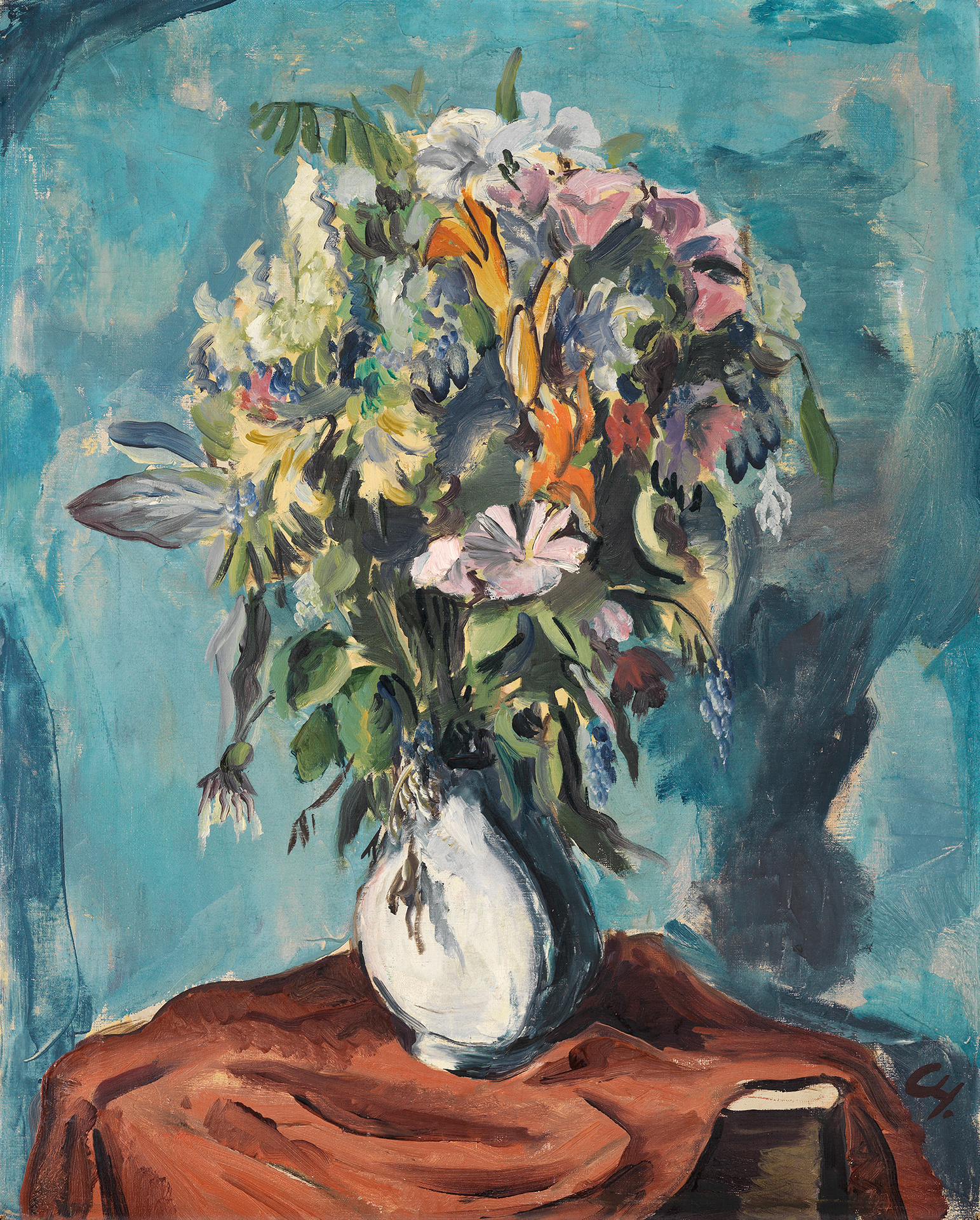 Gemälde von Karl Hofer. Vase mit großem bunten Blumenstrauß auf rotem drapierten Tuch vor blauem Hintergrund.