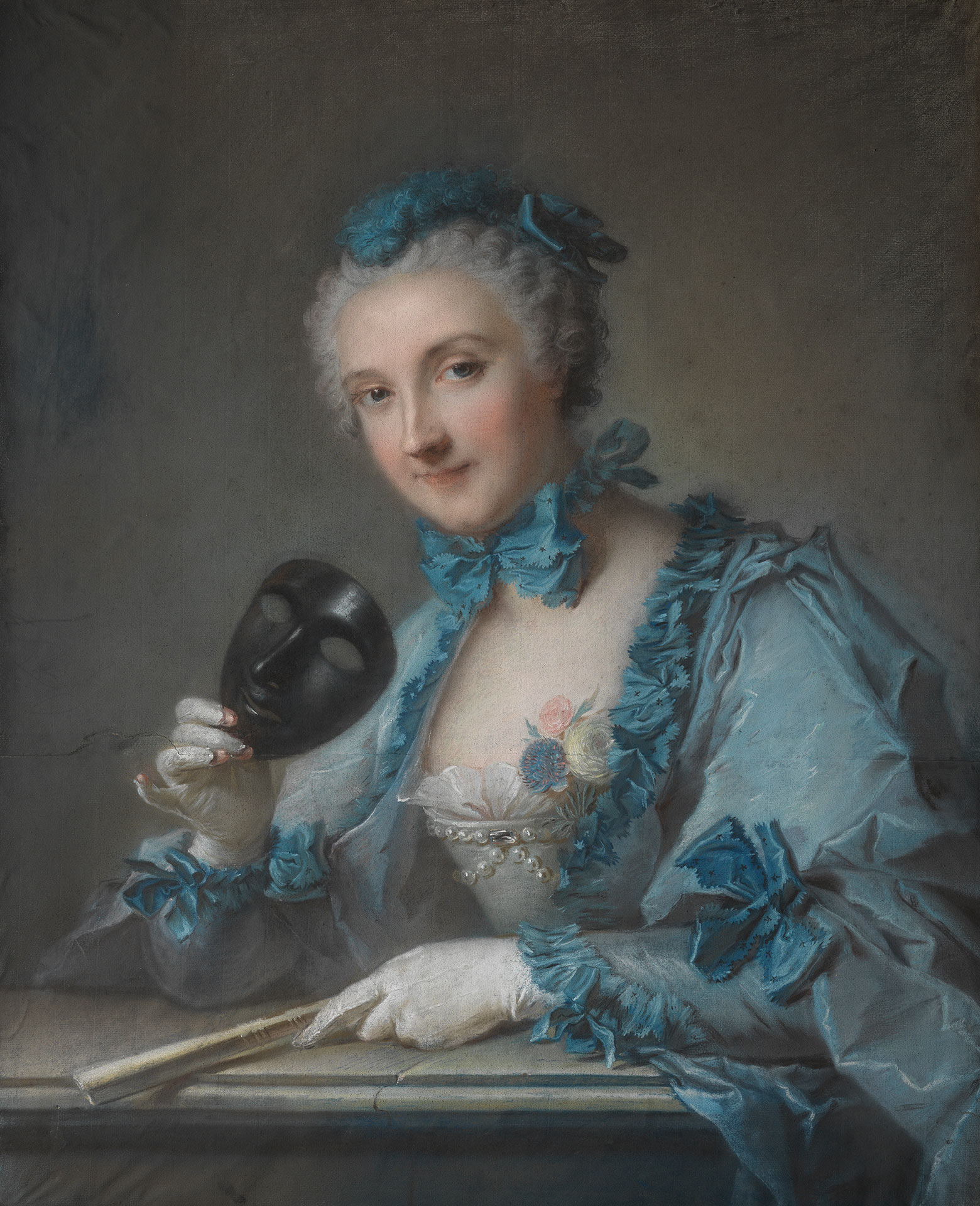 Die Abbildung zeigt Louise-Geneviève Royer in prachtvoller Kleidung und mit freundlichem Blick. Die schwarze Maske und der Fächer in ihren Händen deuten darauf hin, dass sie wohl gerade zu einem Ball aufbricht.