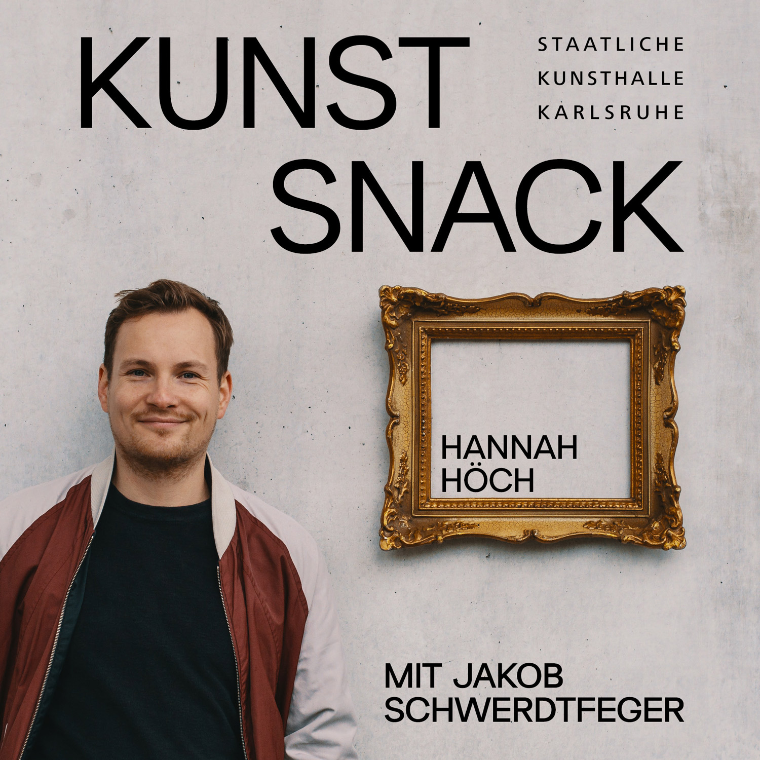 Kunstsnack-Host Jakob Schwerdtfeger vor einer Betonwand mit einem goldenen Rahmen, in dem Hannah Höch geschrieben steht.