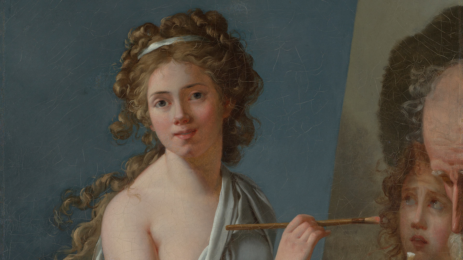 Ausschnitt einer Abbildung des Selbstbildnisses von Marie-Guilhelmine Benoist, auf dem die Künstlerin mit lockigem Haar in die Kamera blickt. Sie hält einen Pinsel in der Hand und sitzt vor einer Leinwand, auf der sie gerade an einem Gemälde arbeitet.