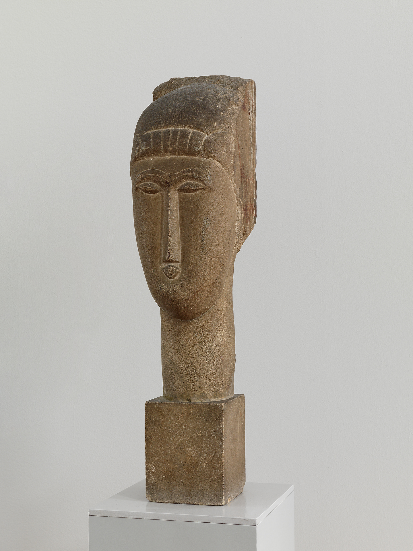Abbildung einer Skulptur, die einen Kopf zeigt.