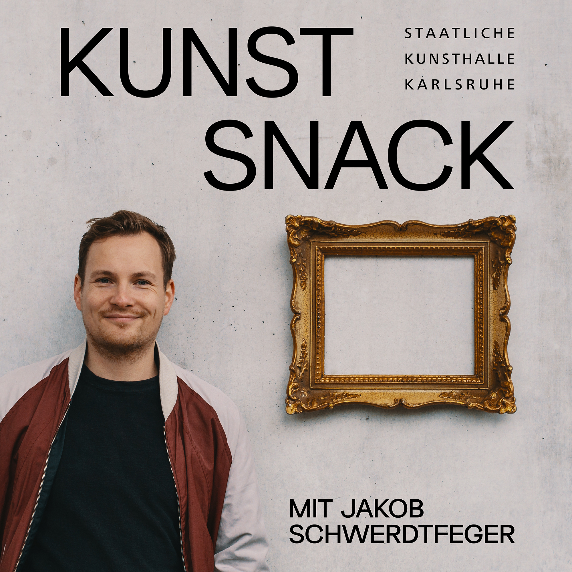 Foto von Comedian Jakob Schwerdtfeger neben leerem Rahmen mit dem Schriftzug Kunstsnack