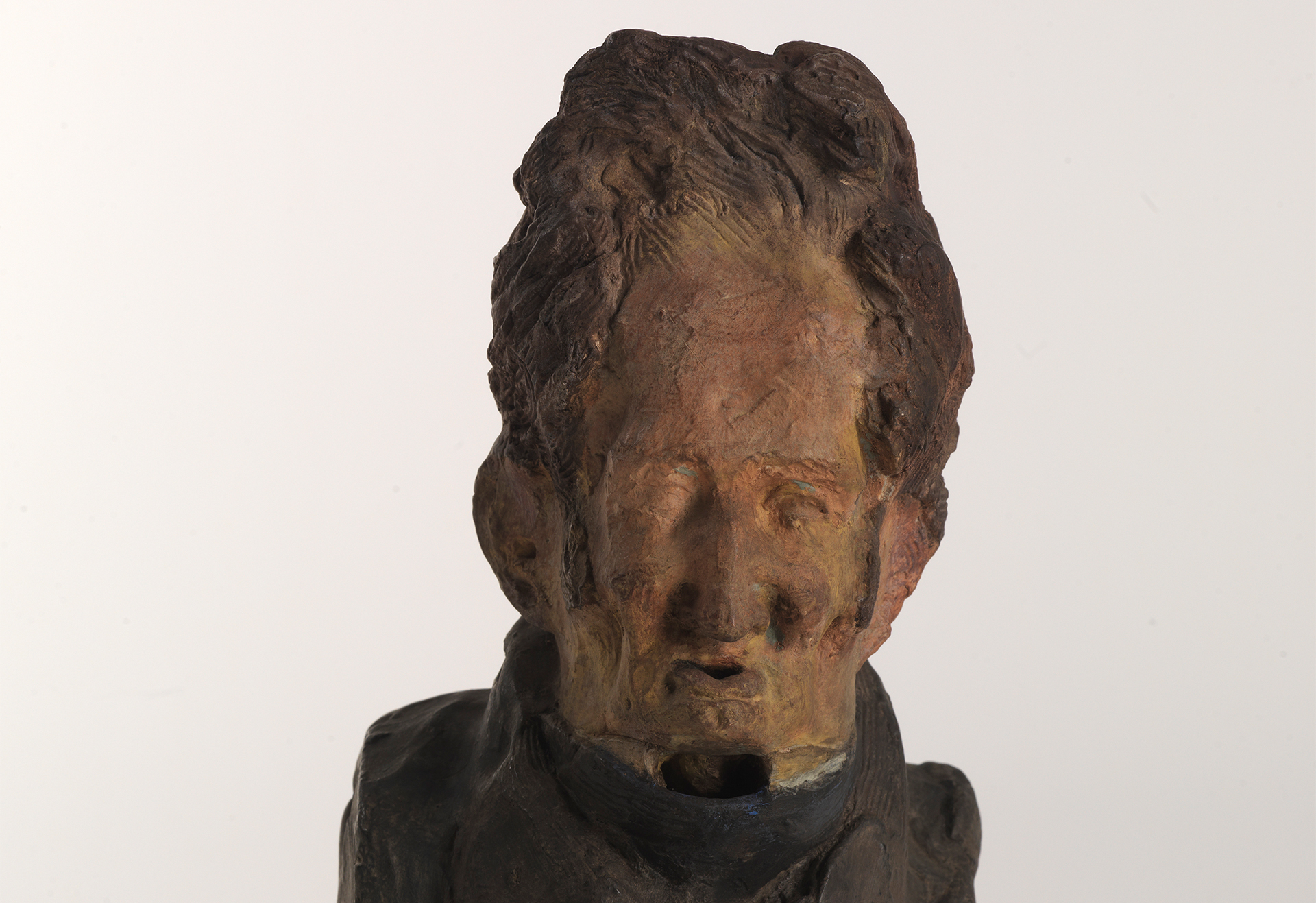 Zu sehen ist eine Büste eines Mannes mit einem länglichen Kopf. Die Skulptur stammt von dem französischen Künstler und Bildhauer Honore Daumuier.