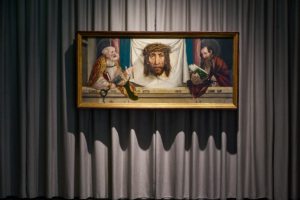 Foto in der Ausstellung KunsthalleKarlsruhe@ZKM. Schaffners Gemälde, auf dem Schaffners Gemälde Petrus und Paulus mit dem Heiligen Schweißtuch zu sehen sind, hängt auf einem Vorhang.