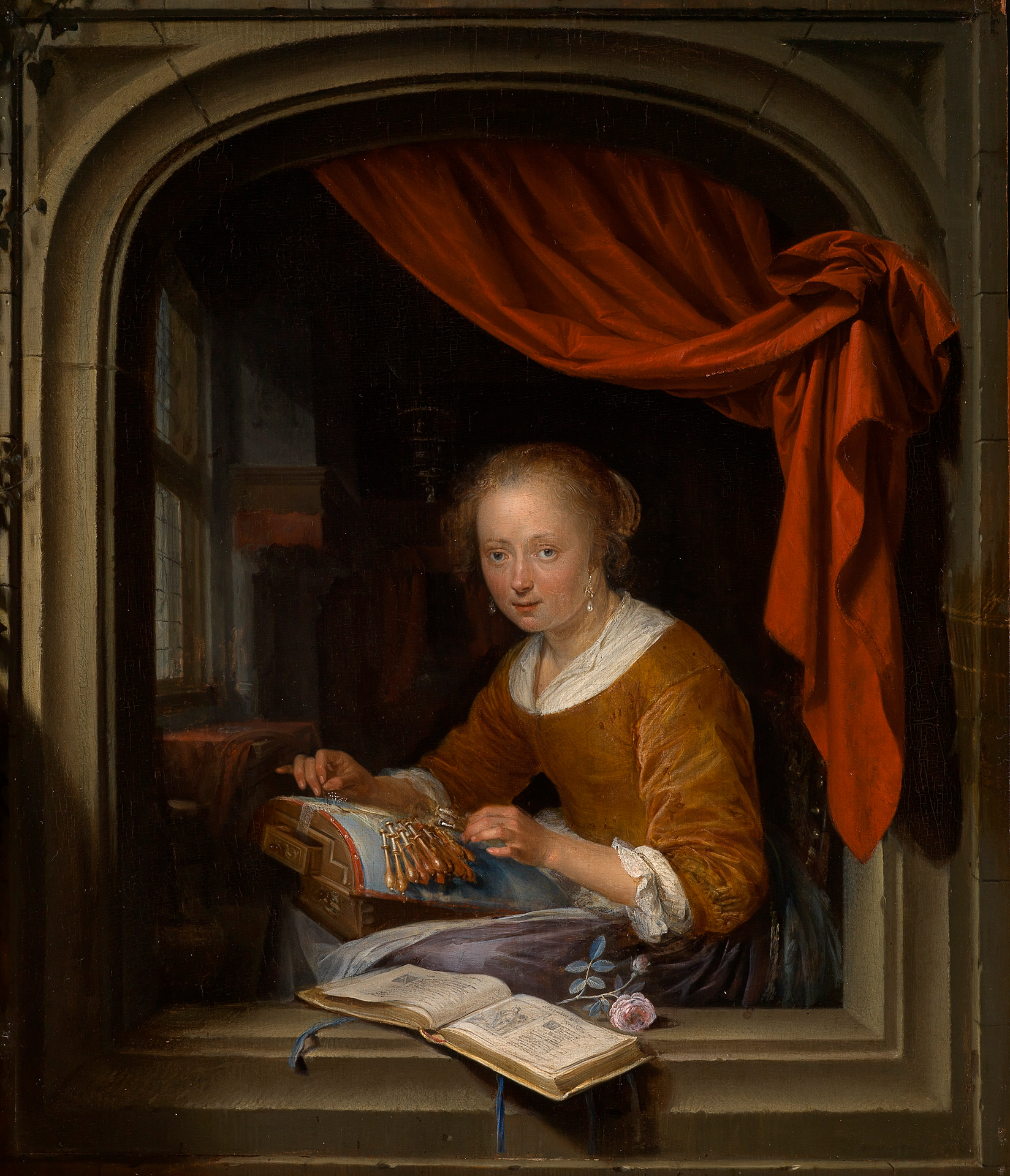 In einer steinernen Wandnische mit beiseitegeschobenem rotem Vorhang der Blick in ein Zimmer. Eine junge Frau hat eine Klöppelarbeit auf den Knien und blickt aus dem Bild heraus. Auf der Brüstung eine Blume und ein Buch.