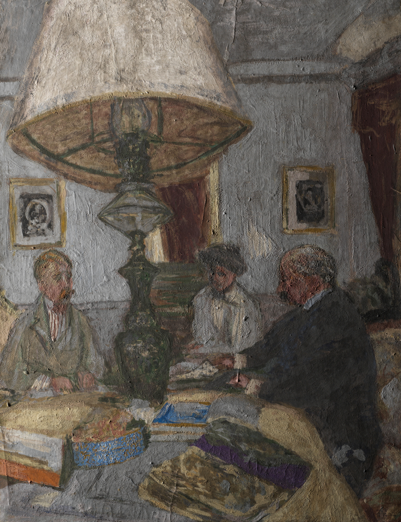 Abbildung des Gemäldes Unter der großen Lampe in Saint-Jacut von Édouard Vuillard. Darauf sind drei Personen an einem Tisch sitzend zu sehen. Im Mittelpunkt ist eine große Lampe dargestellt.